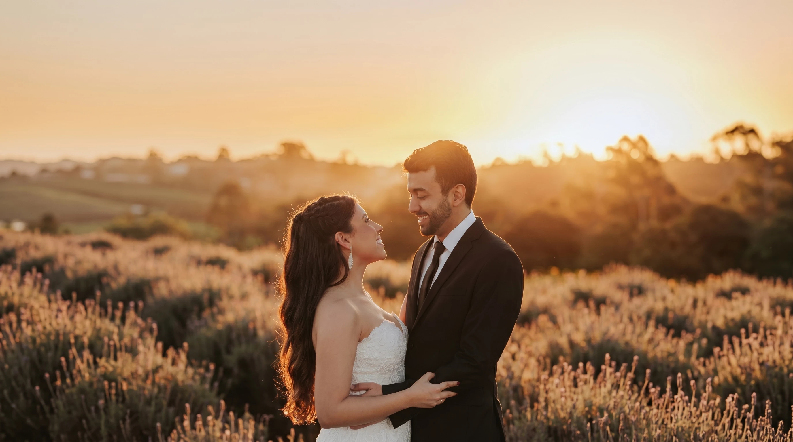 Yasmin e Victor de pé juntos em um campo dourado